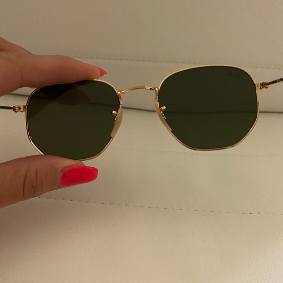 Ray Ban Aviators - Gold trim with grey lenses